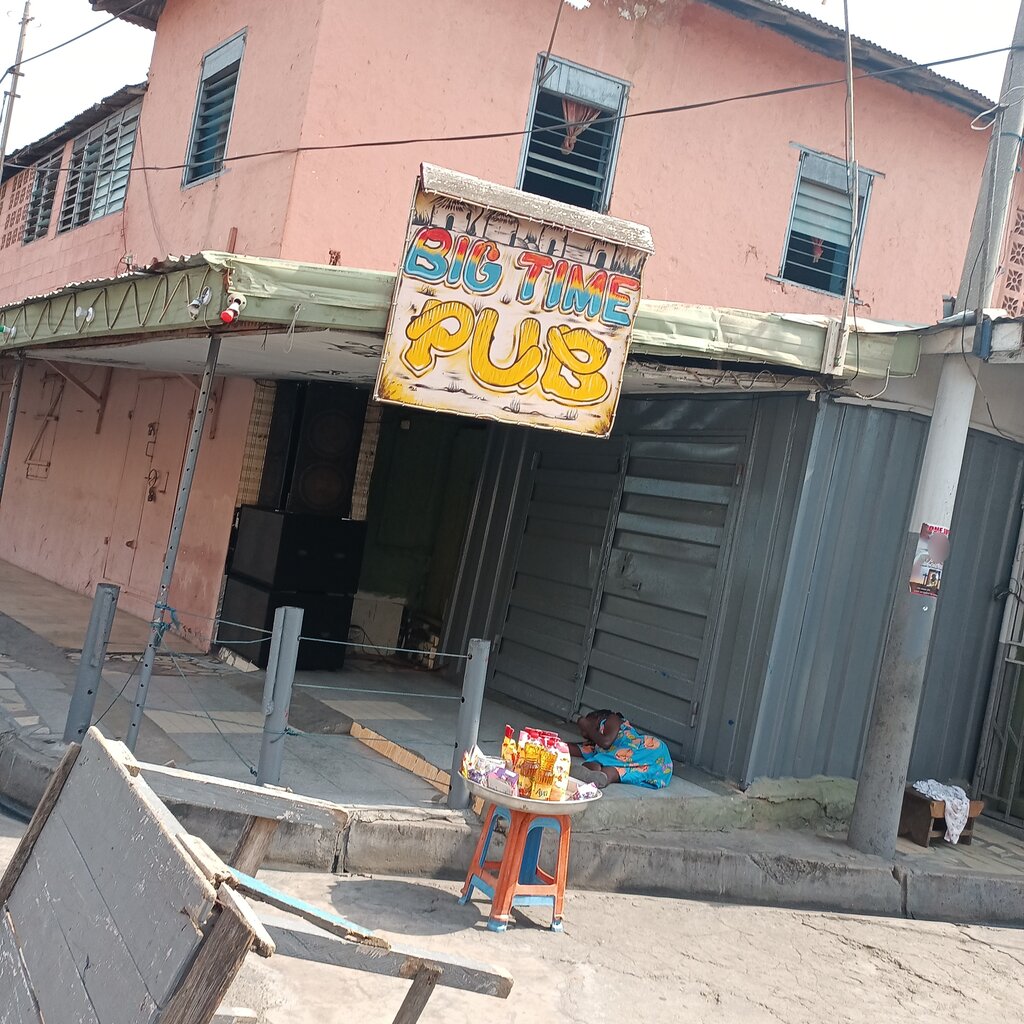 Second-hand shop Big Time Spot, Accra, photo
