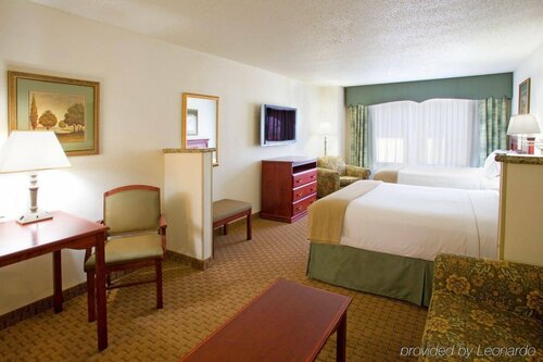 Гостиница Holiday Inn Express & Suites Selma в Шерце
