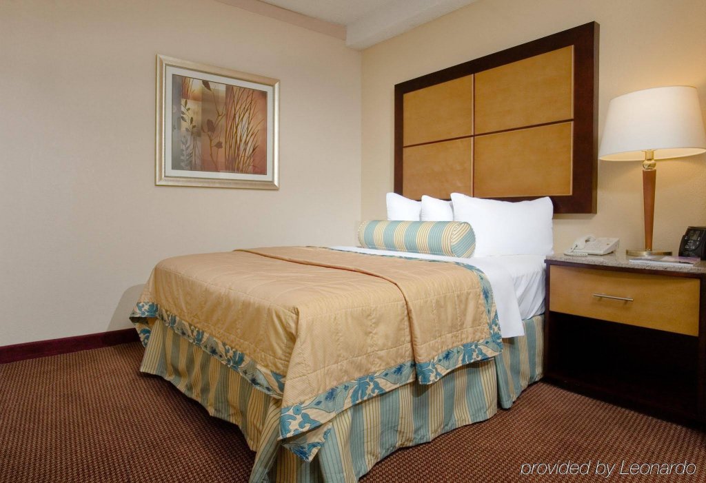 Фото Embassy Suites by Hilton Dallas Love Field