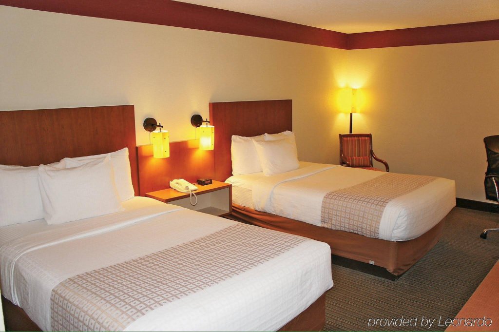 Фото La Quinta Inn & Suites by Wyndham Charlotte Airport North