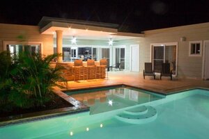Stylish 3 Bedroom w Covered BBQ Area by the Pool