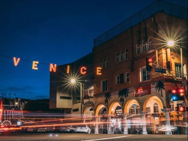 Фото Hotel Shangri La Santa Monica