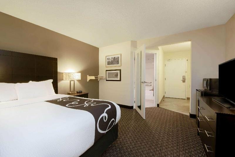 Гостиница La Quinta Inn & Suites by Wyndham Cleveland Macedonia