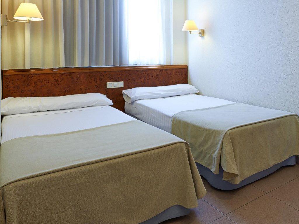 Фото Apartamentos Hesperia Barcelona Sant Joan