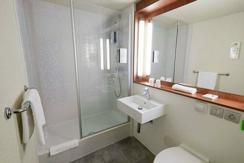 Гостиница Campanile Hotel Senlis в Санли