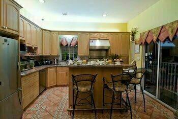 Гостиница Ocean Breeze B&b в Норт-Ванкувере
