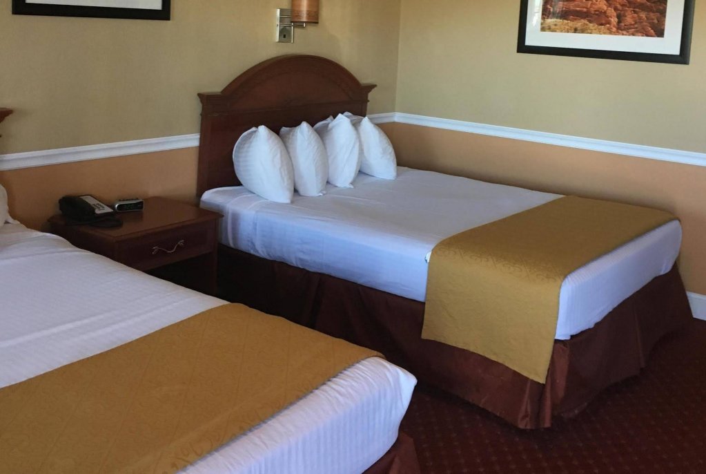 Фото Travelodge by Wyndham Hawthorne