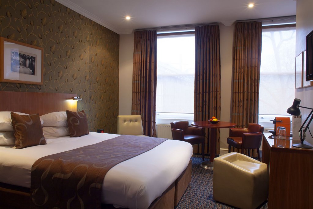 Фото The Queen’s Gate Hotel