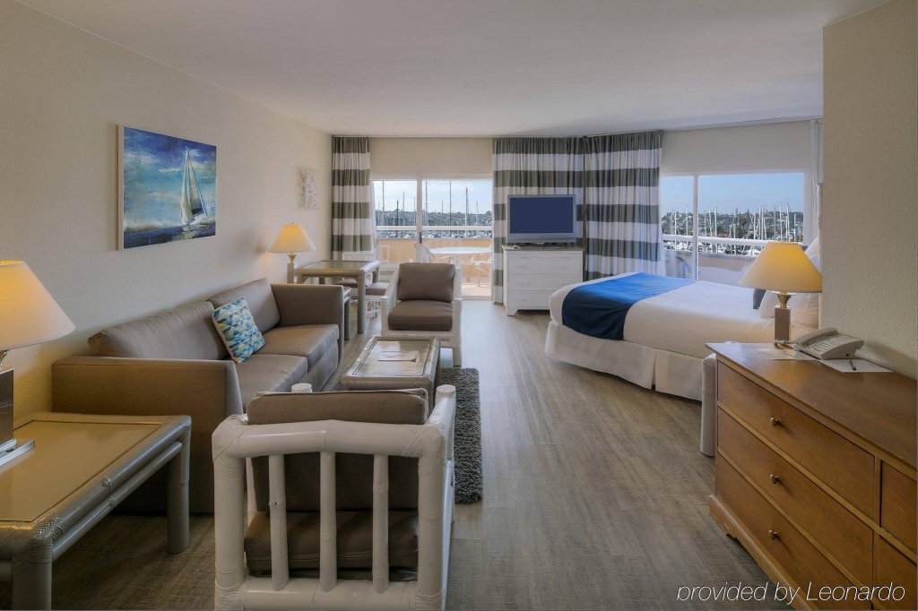 Фото Bay Club Hotel & Marina