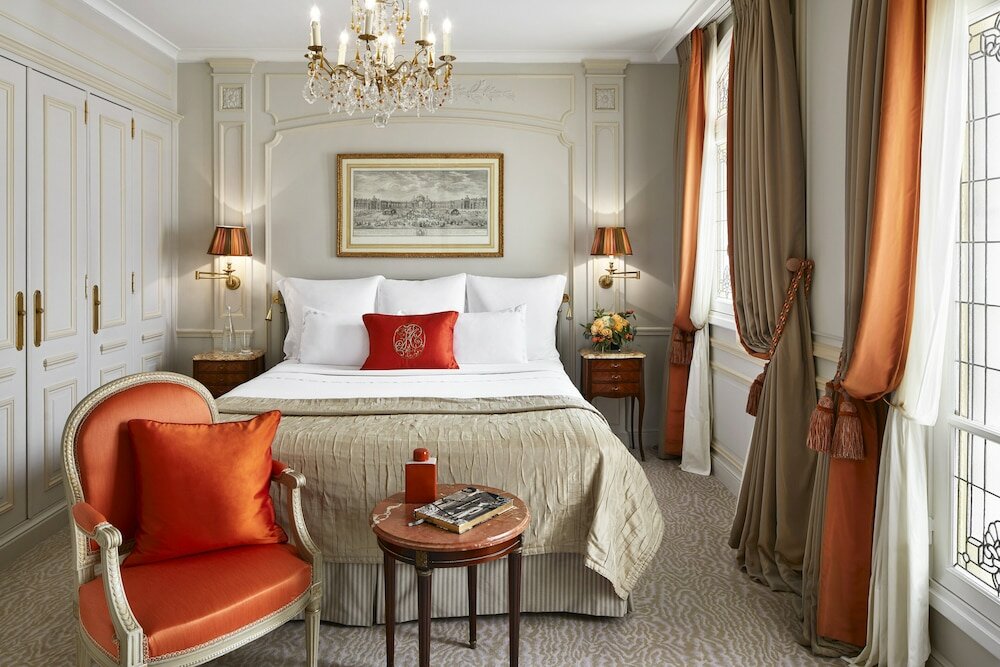 Отель plaza athenee париж
