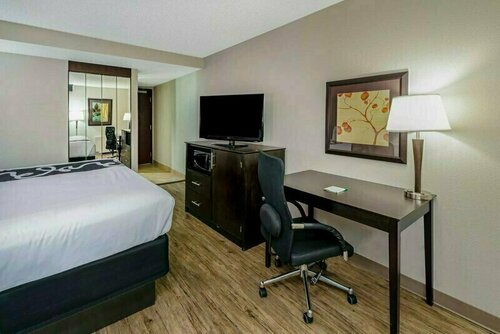 Гостиница La Quinta Inn & Suites by Wyndham Dallas I-35 Walnut Hill Ln в Карроллтоне