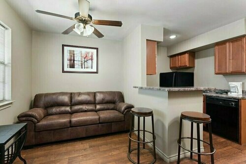 Гостиница Eagle's Den Suites at Big Spring в Биг Спринг