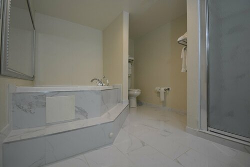 Гостиница Holiday Inn Hazlet by Ihg в Кинсберге