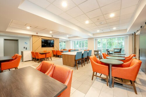 Гостиница Holiday Inn Express & Suites Charleston - Northwoods в Гус-Крик