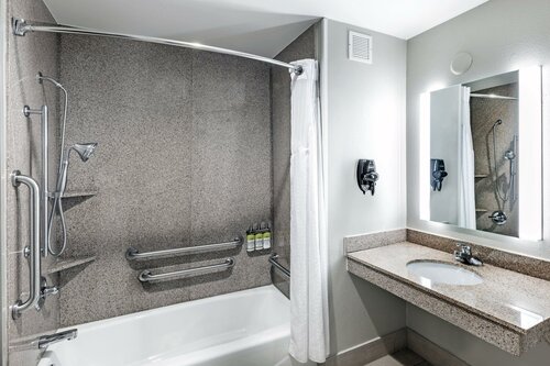 Гостиница Holiday Inn Express & Suites Pryor в Клерморе