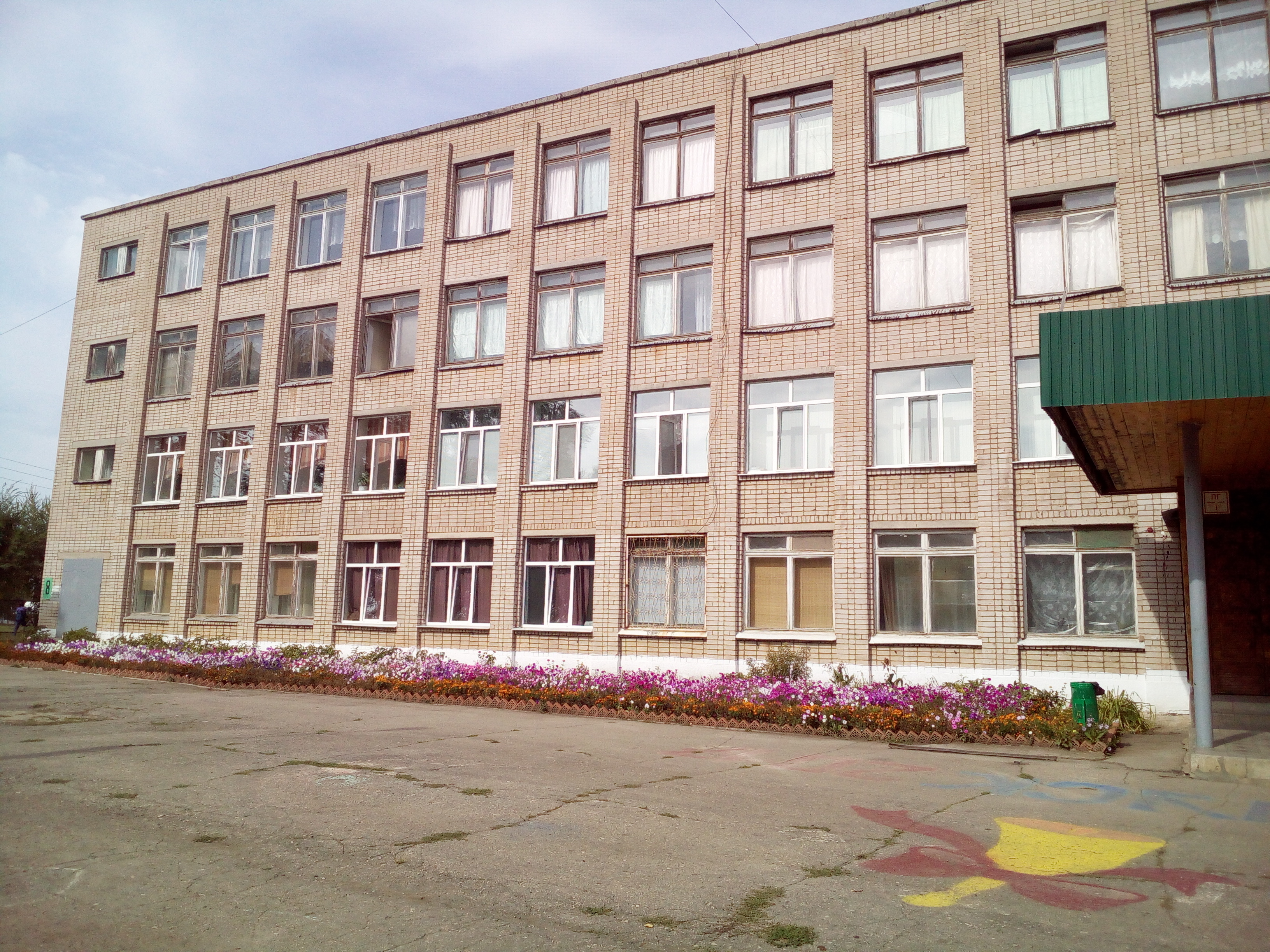Как выглядит школа номер 4 Photo: GBOU SOSh № 4 pgt Alekseyevka, school, posyolok gorodskogo tipa Alekseyev