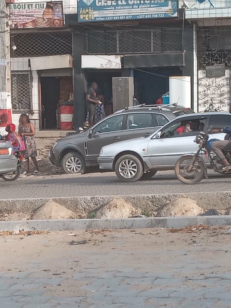 Convenience store Brocante Grand Bazard, Douala, photo