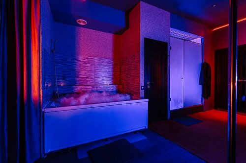 Bir qiz ogziga juda qalin xoroz oladi. Onlayn tomosha qiling.