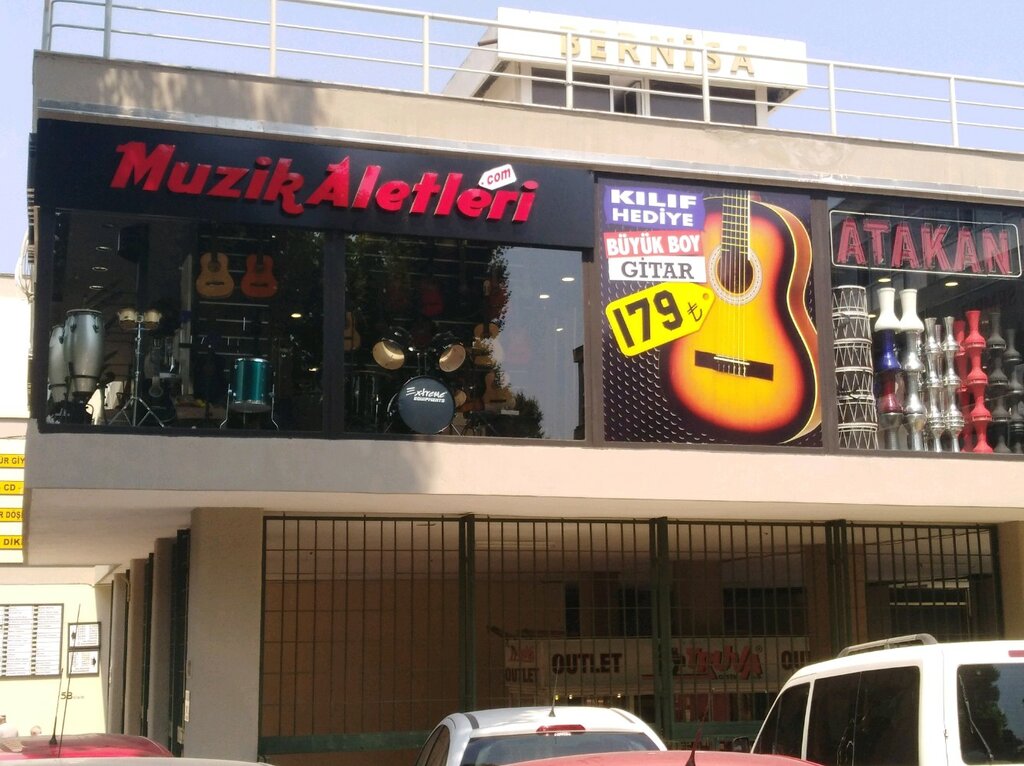 متجر موسيقى Neva Musical Instruments ، اسطنبول، صورة
