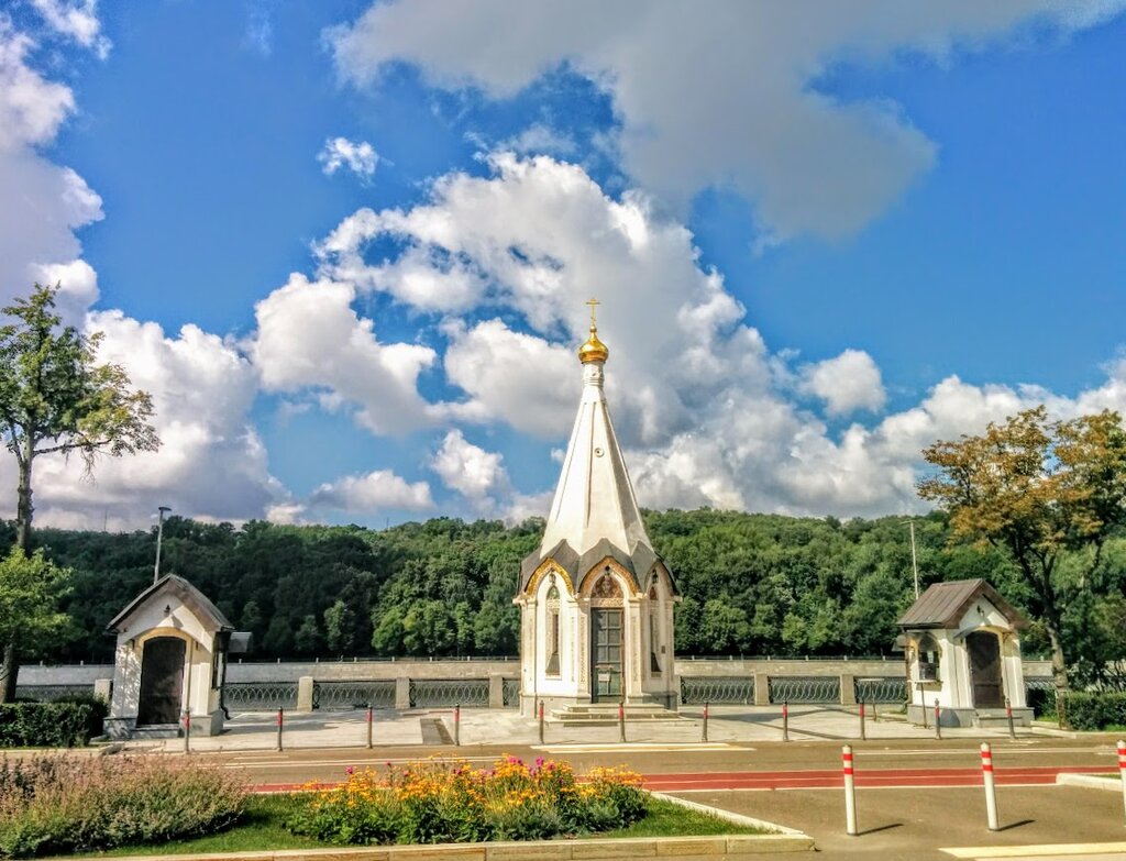 Православный храм Церковь-часовня Владимира Равноапостольного на Лужнецкой набережной, Москва, фото