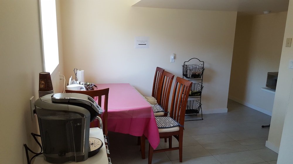 Фото Yvr Vickie’s Bed and Breakfast