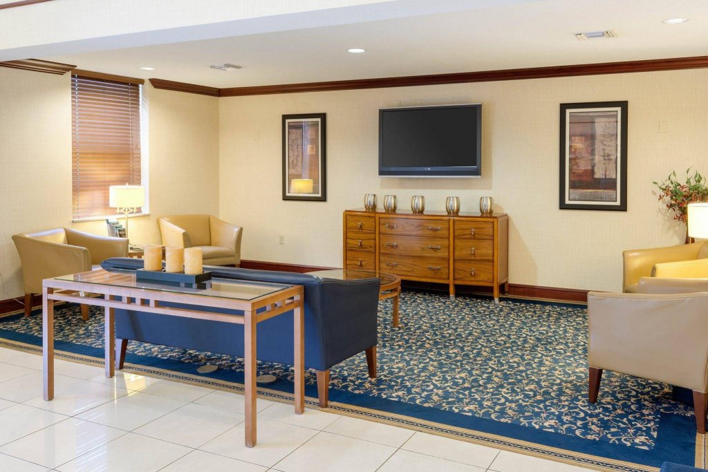 Фото Comfort Suites Airport