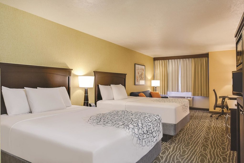 Фото La Quinta Inn & Suites by Wyndham Logan