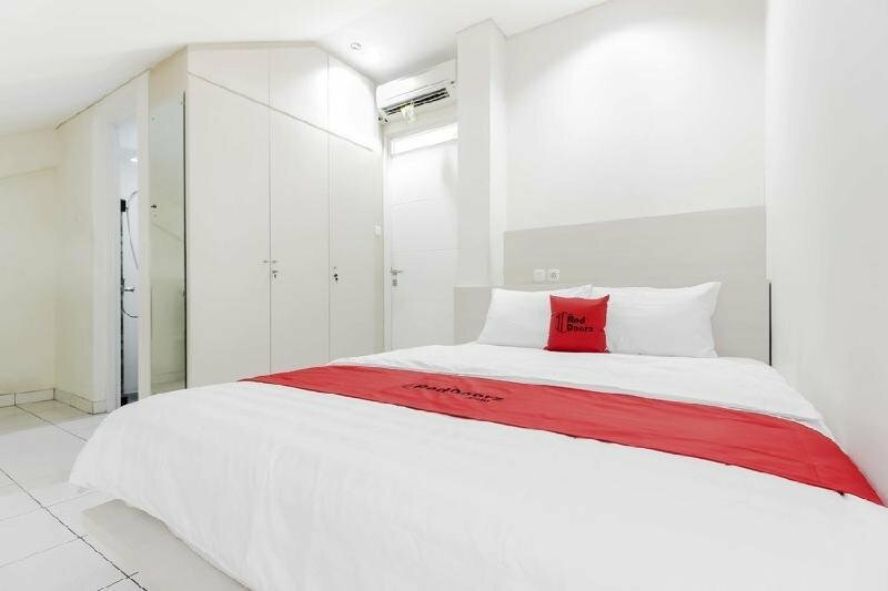 Hotel RedDoorz near Pancoran, Jakarta, photo