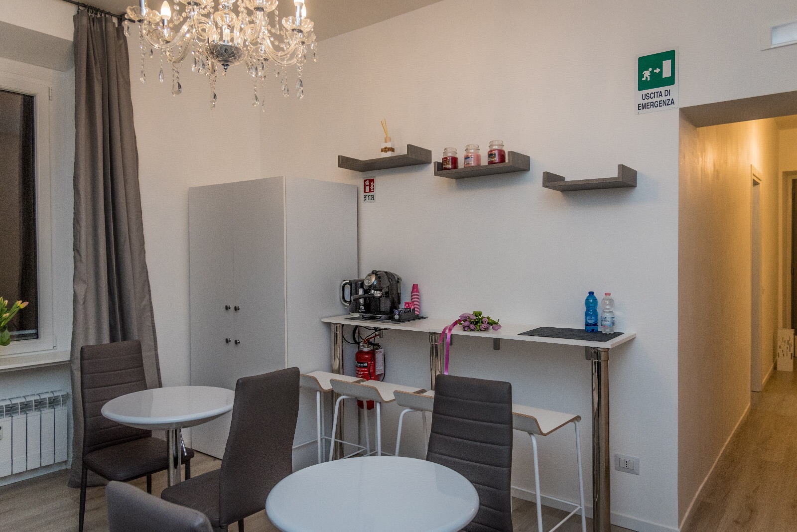 Фото Inside Roma Rooms