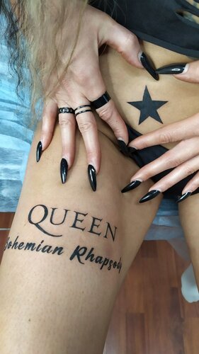 oyogini uning mushukiga yopishtiradi