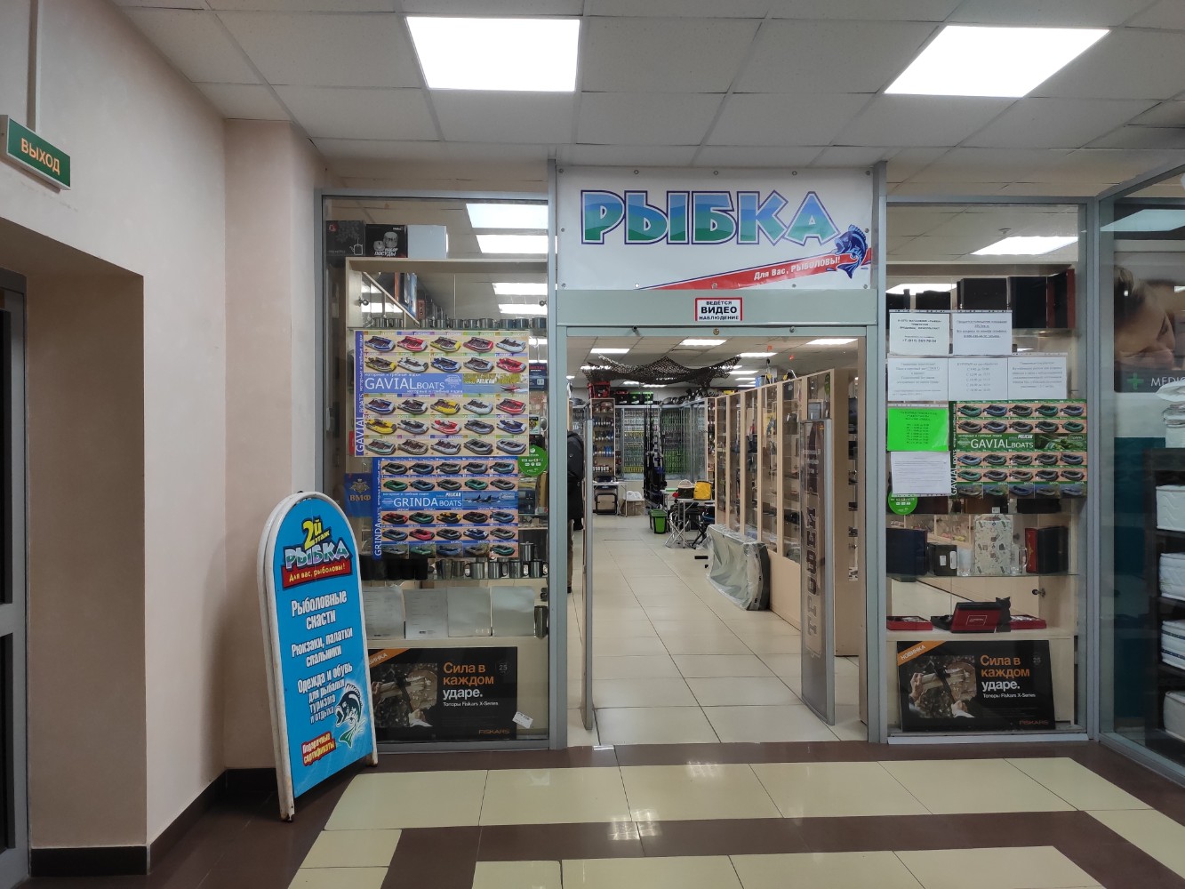 В кафе Малина требуются официанты на график 3/3, зарплата 1200 день. Кафе находи