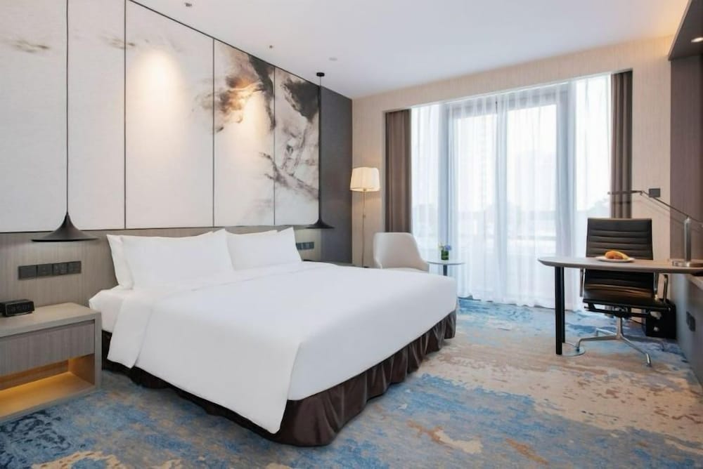 Фото The Qube Hotel