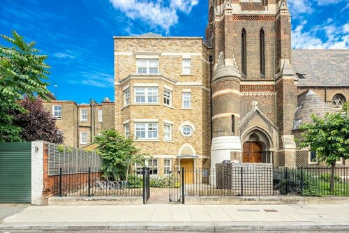 Modern 1 Bedroom Barons Court Flat Lift and Balcony