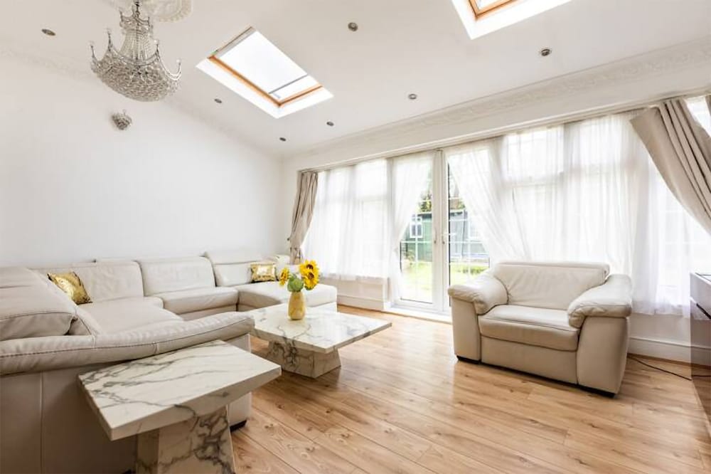 Фото Cosy 3 Bedroom House in Kingston