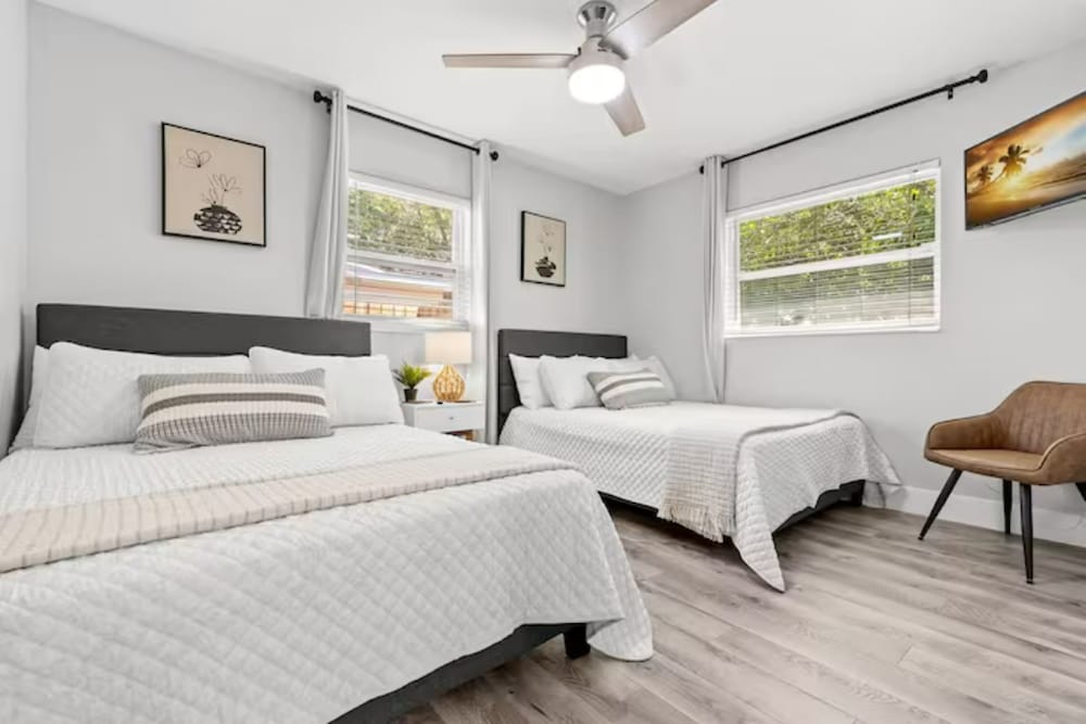 Фото New Mid Century Modern Largo Retreat