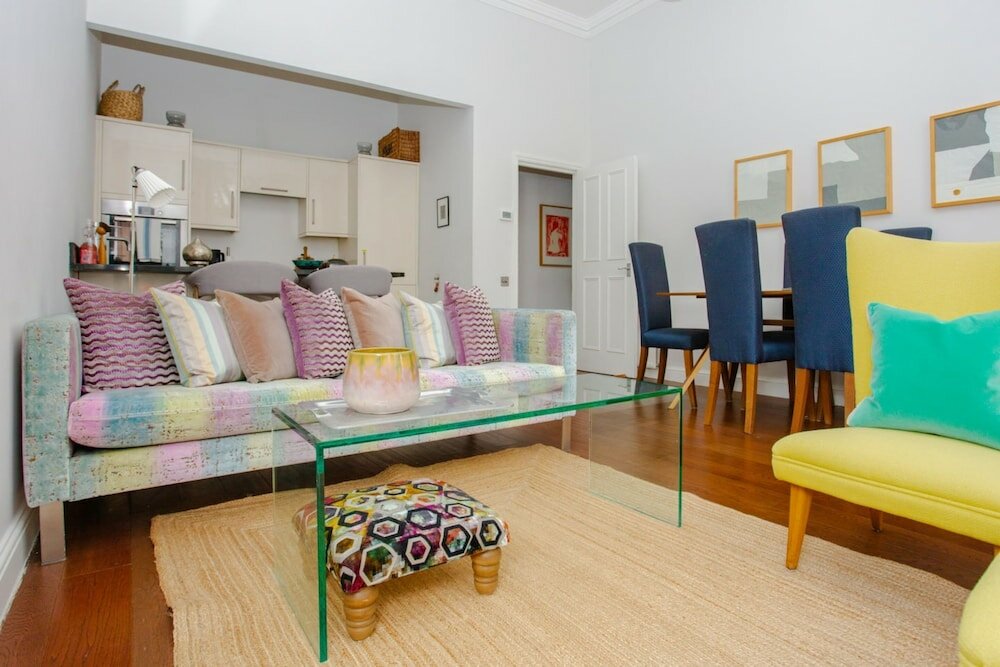 Фото Stylish 2 Bedroom Apartment in Affluent Earls Court