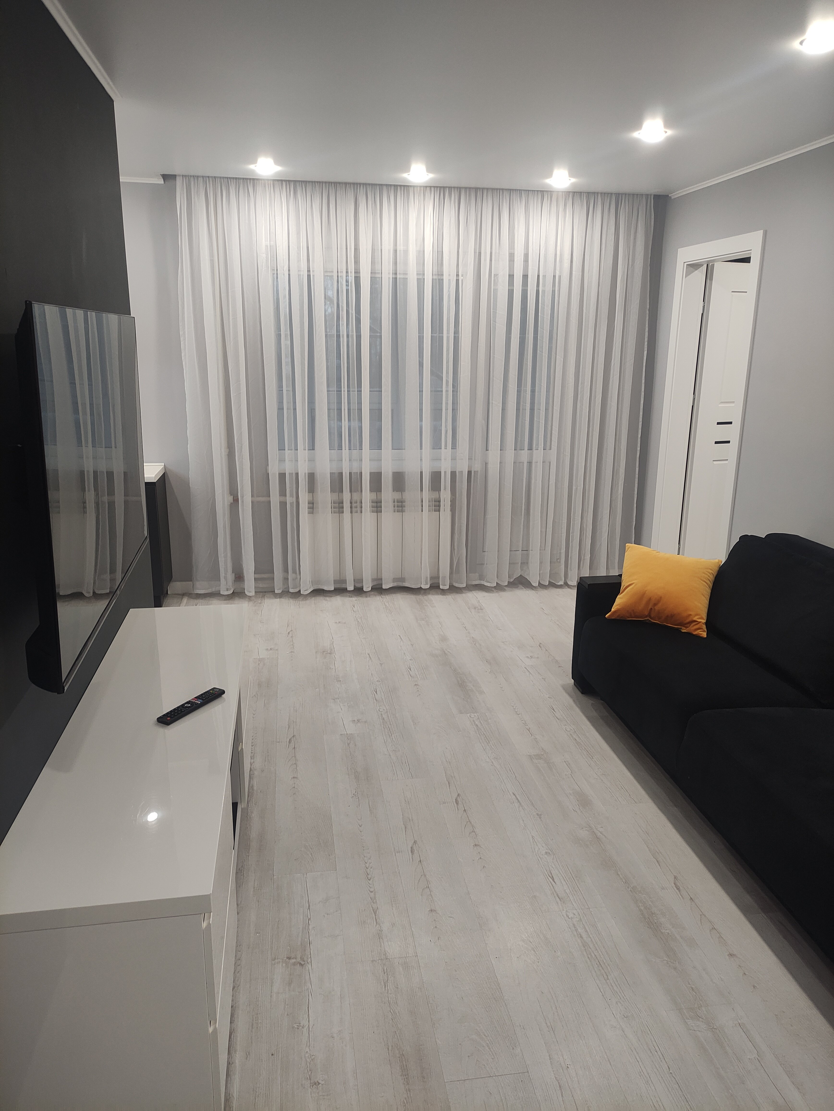 Фото Двухкомнатная квартира у площади