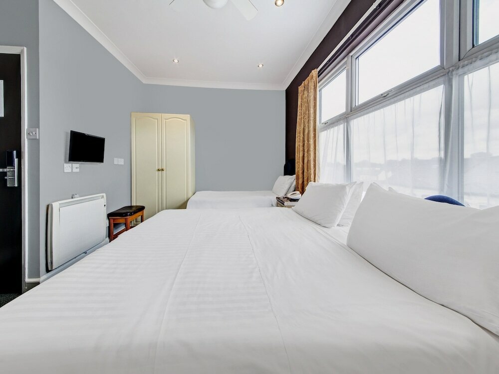 Фото Oyo Bostons Manor Hotel