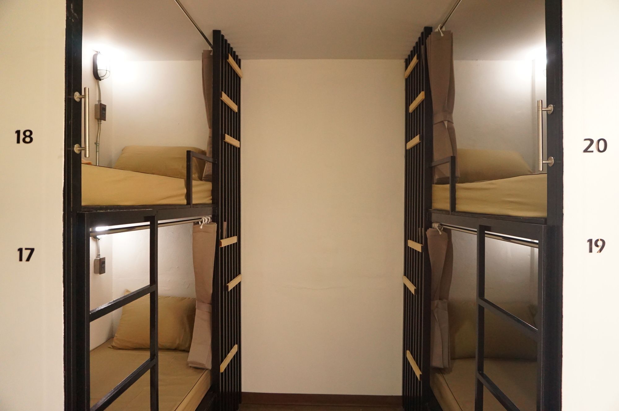 Фото Feel Good Bangkok Hostel