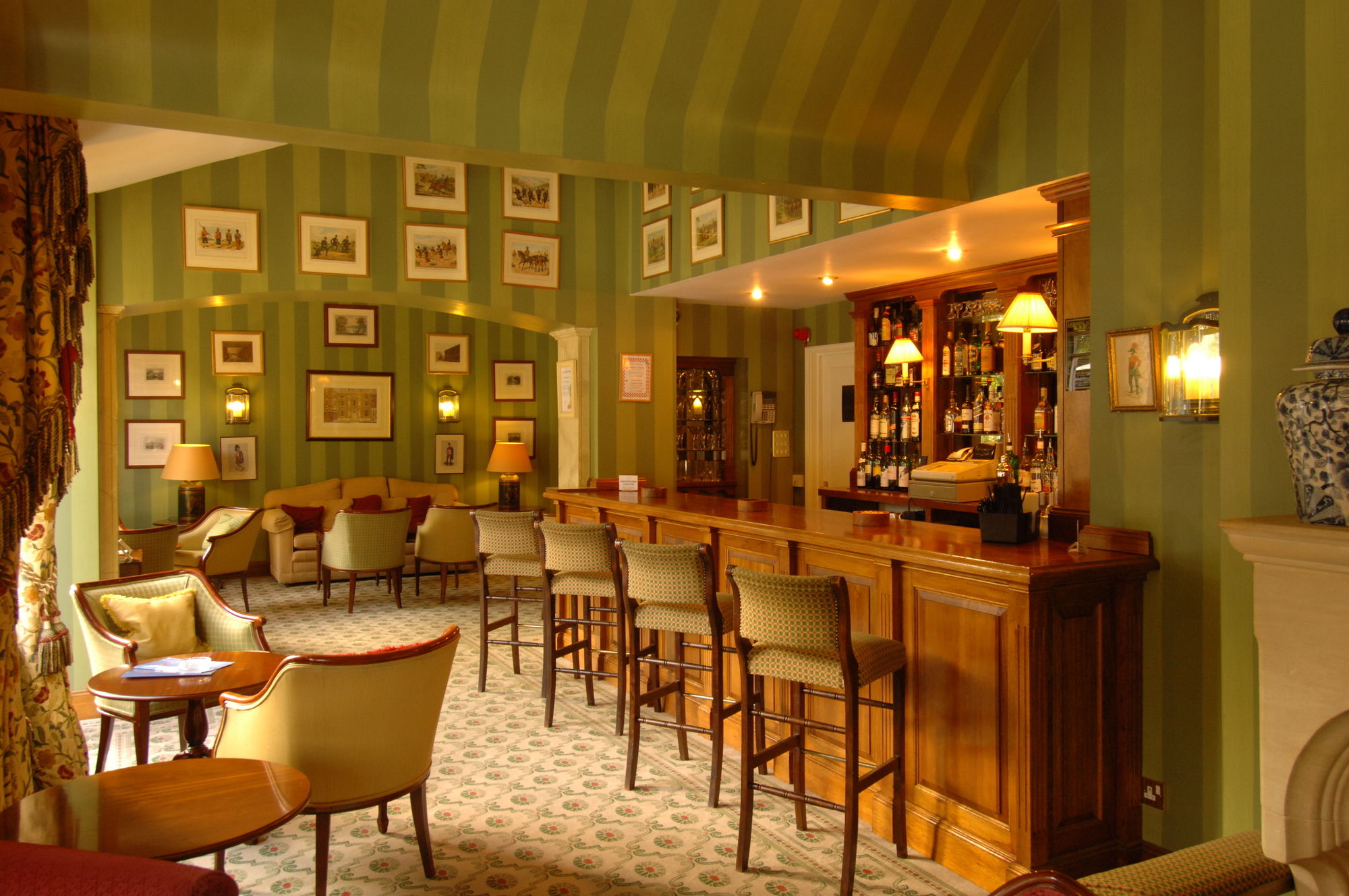 Фото Cotswold Lodge Hotel