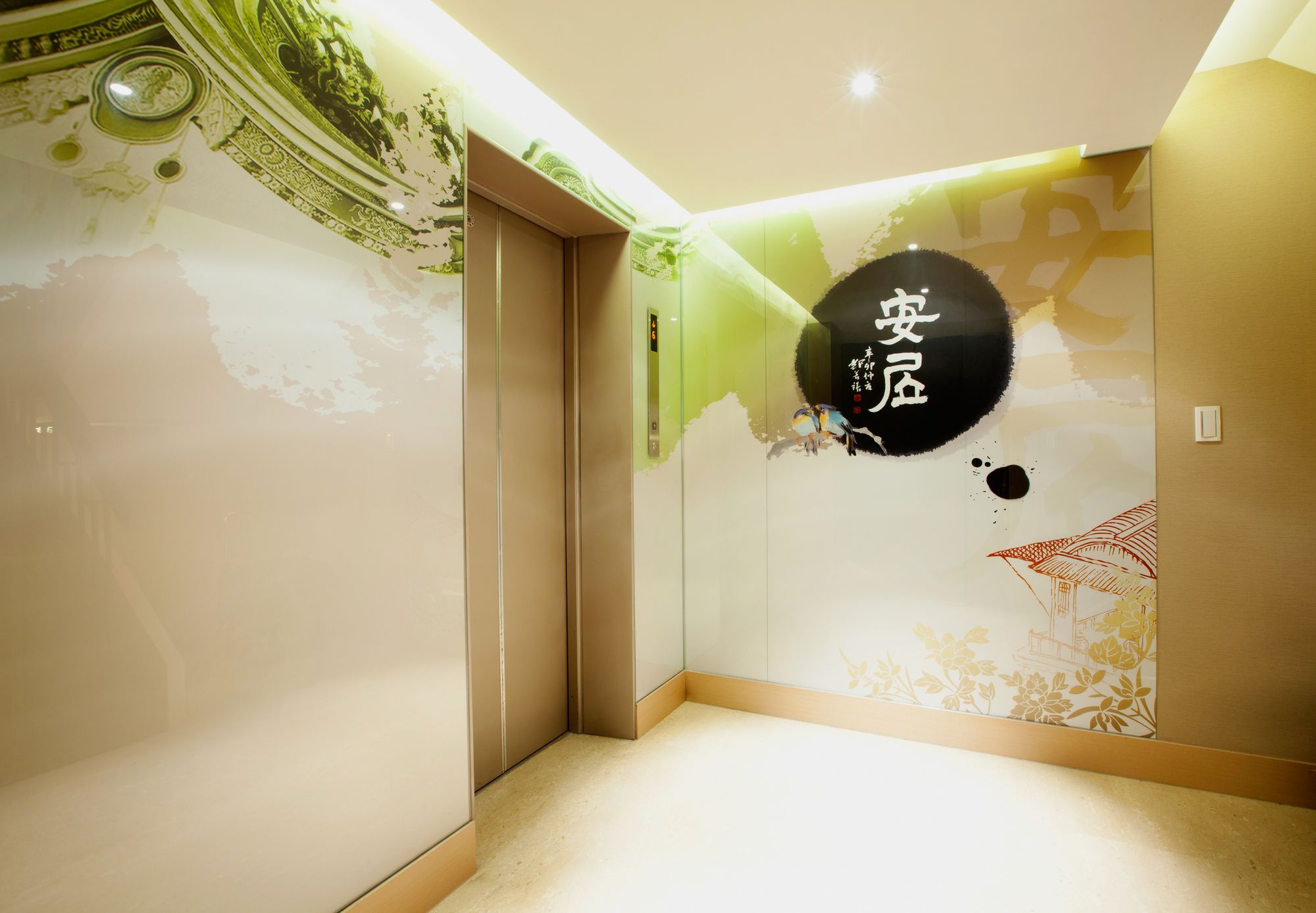 Фото The Corner House