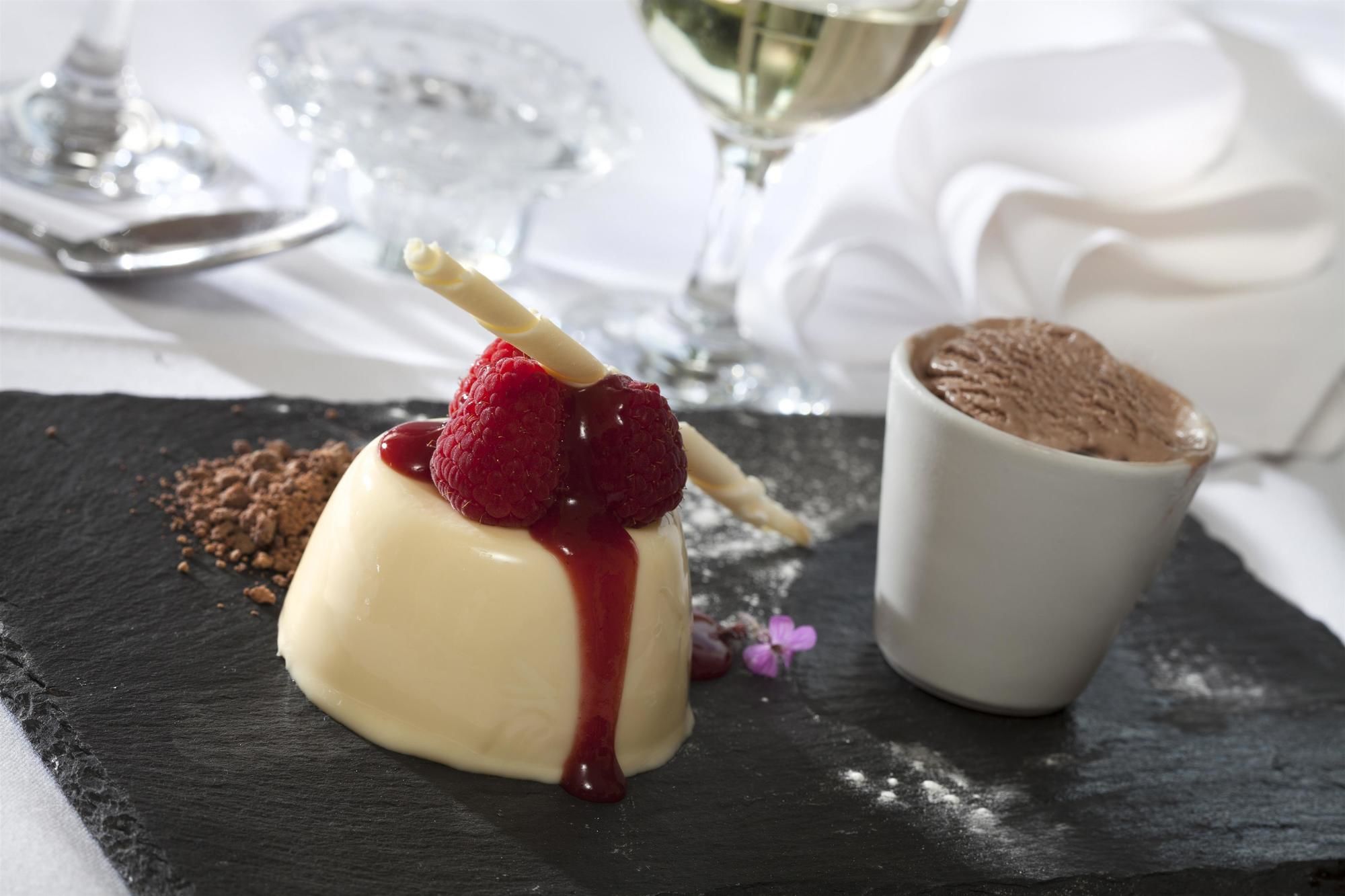 Фото The Gatehouse Hotel