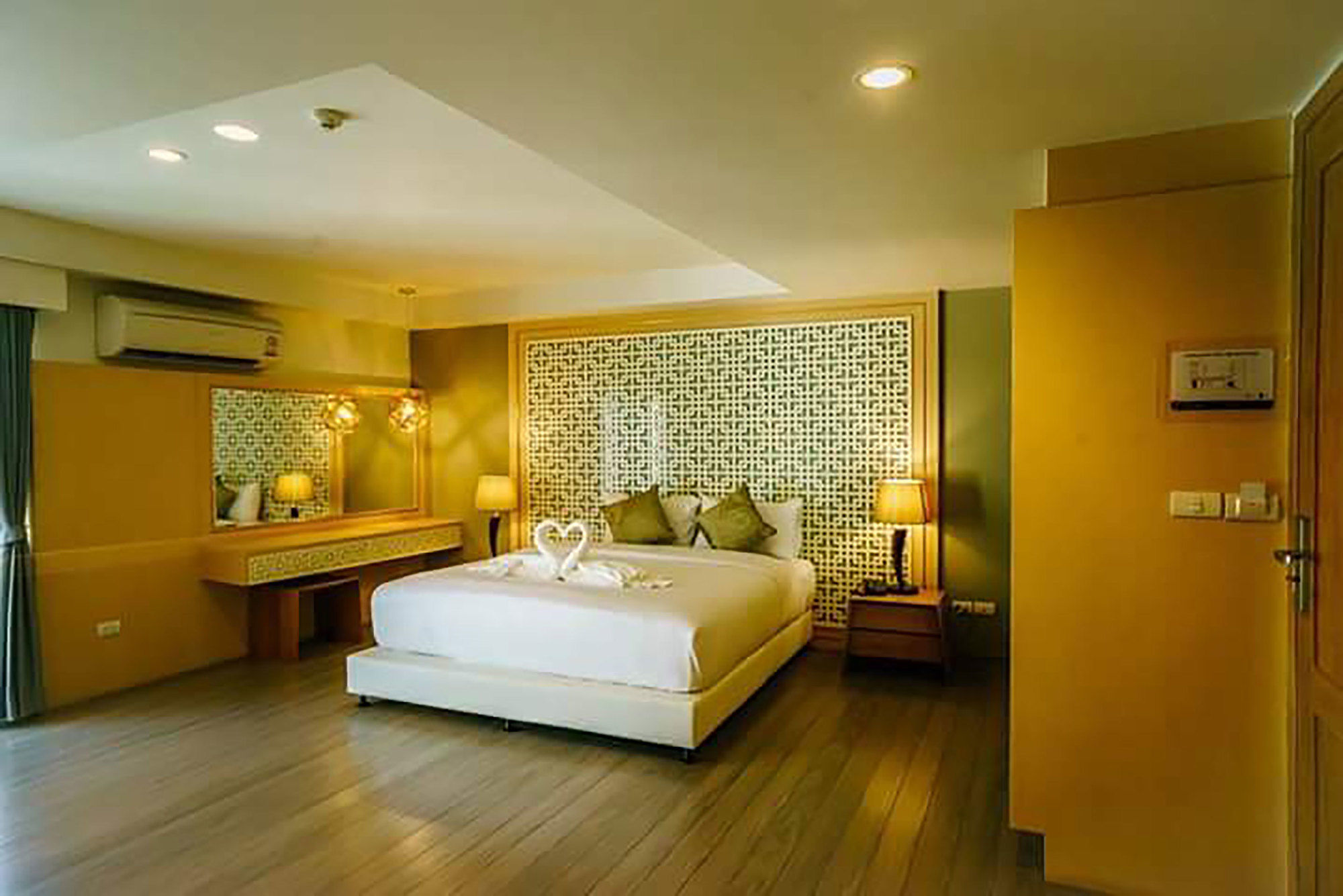 Фото Moon Dragon Hotel