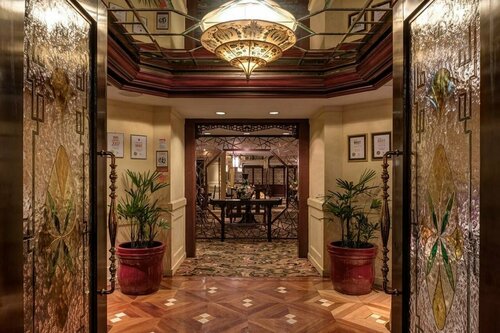 Гостиница Regal Airport Hotel
