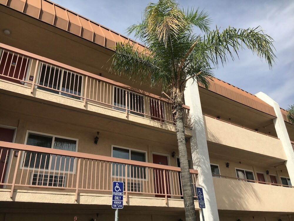 Фото Days Inn by Wyndham Ontario Airport