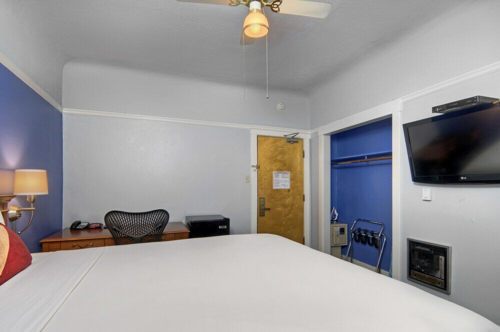 Фото Monarch Hotel