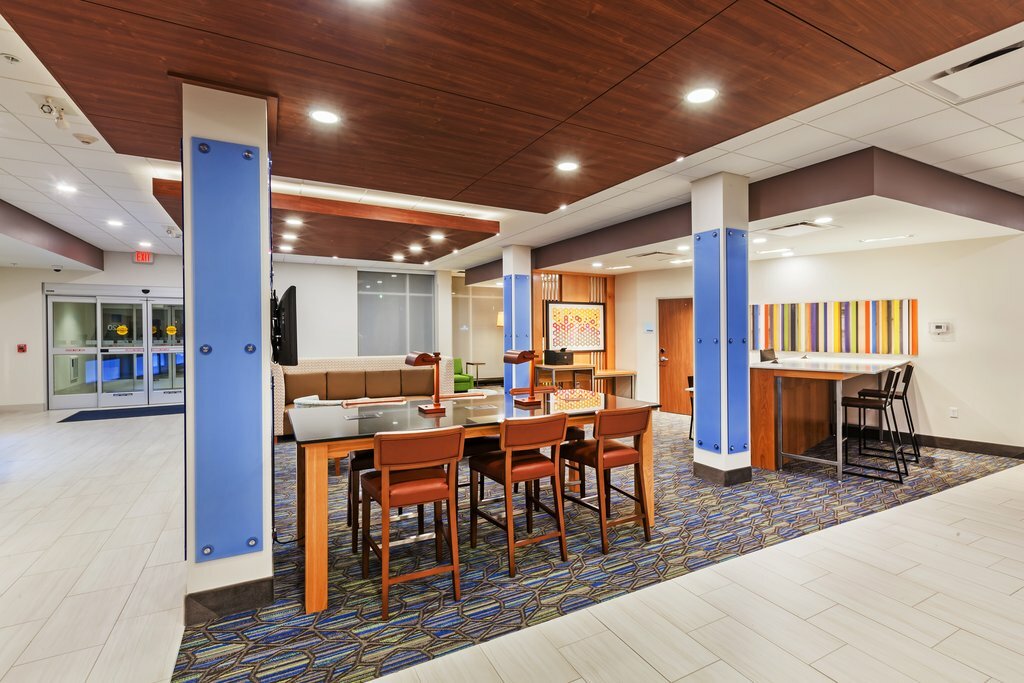 Фото Holiday Inn Express & Suites Lenexa - Overland Park Area, an Ihg Hotel