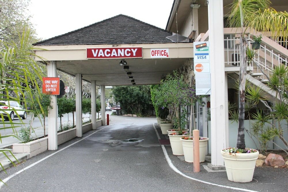 Фото Caravelle Inn & Suites
