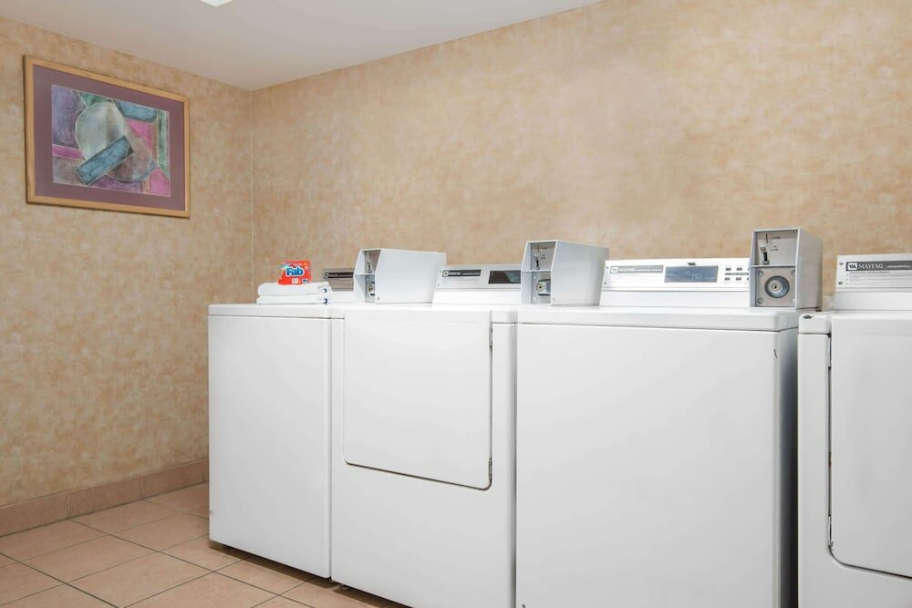 Фото Travelodge by Wyndham Pueblo