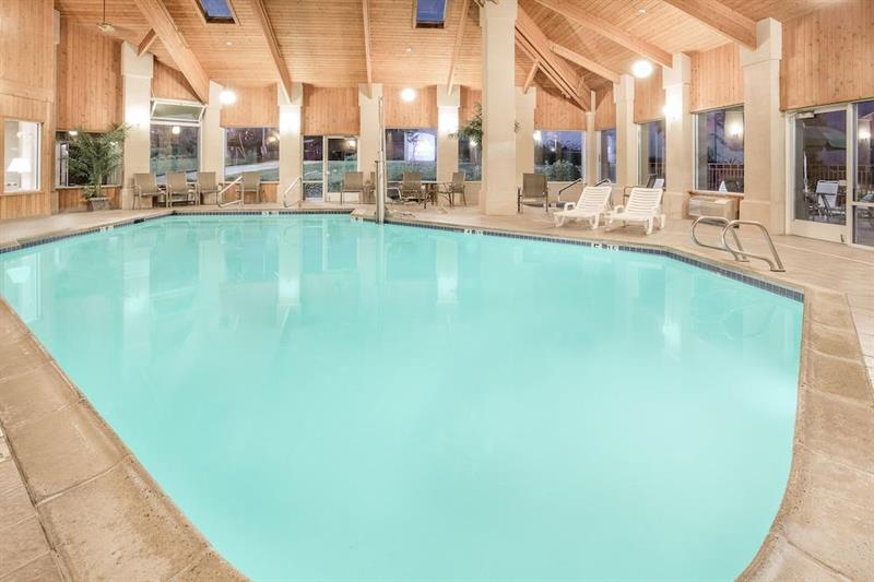 Фото SureStay Plus Hotel by Best Western Redding